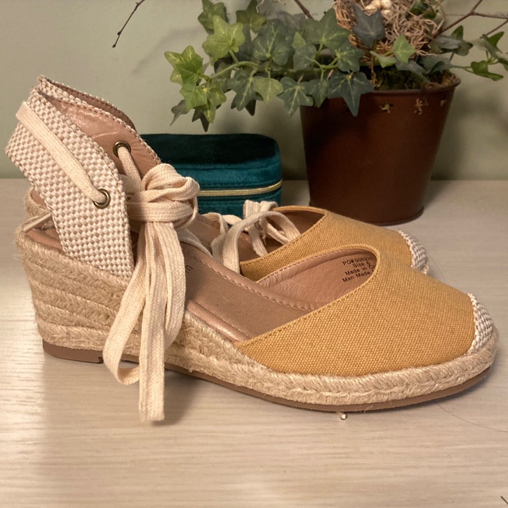 NWOT Journee Collection Monte Espadrilles